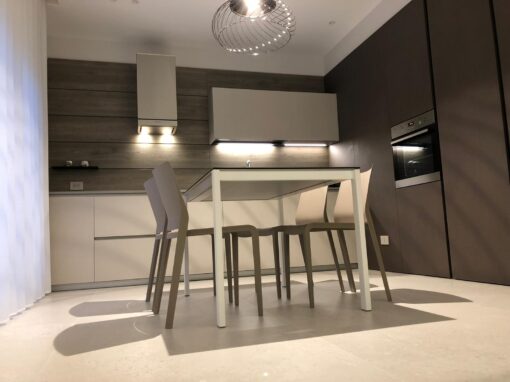 Fluidità tra cucina e living: open space su misura a Santeramo