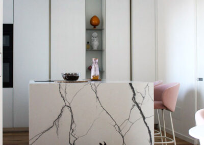 Cucina su misura tra minimalismo e funzionalità sartoriale