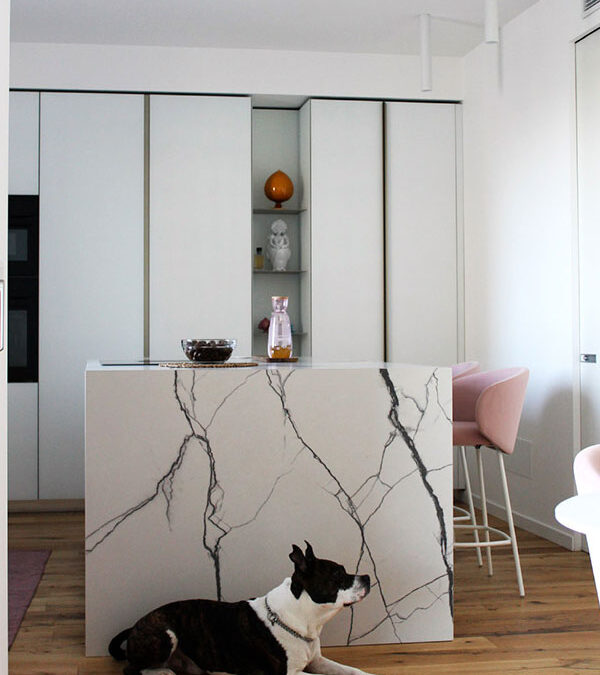 Cucina su misura tra minimalismo e funzionalità sartoriale