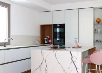 Cucina su misura tra minimalismo e funzionalità sartoriale