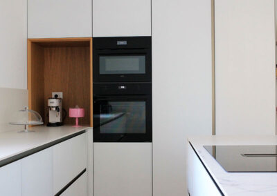 Cucina su misura tra minimalismo e funzionalità sartoriale