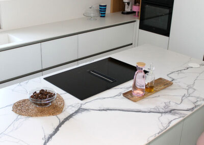 Cucina su misura tra minimalismo e funzionalità sartoriale
